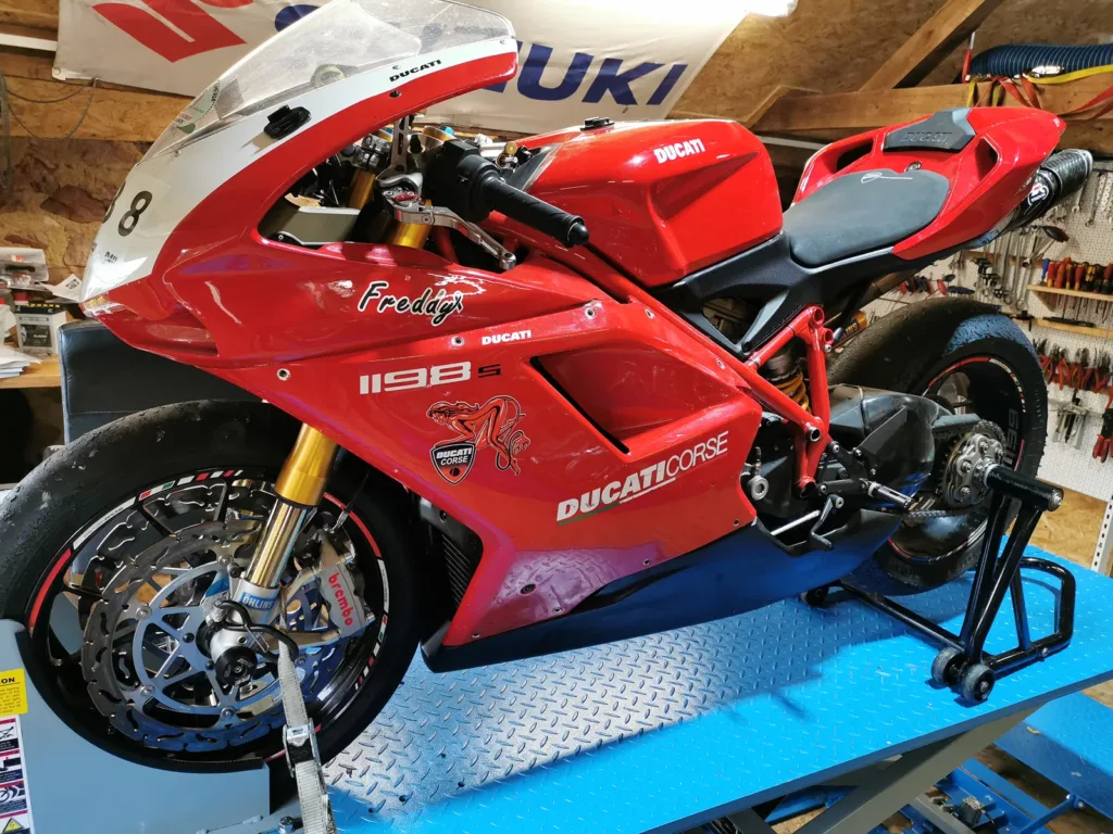 Rennstreckenmotorrad fertig gemach für Session 2024